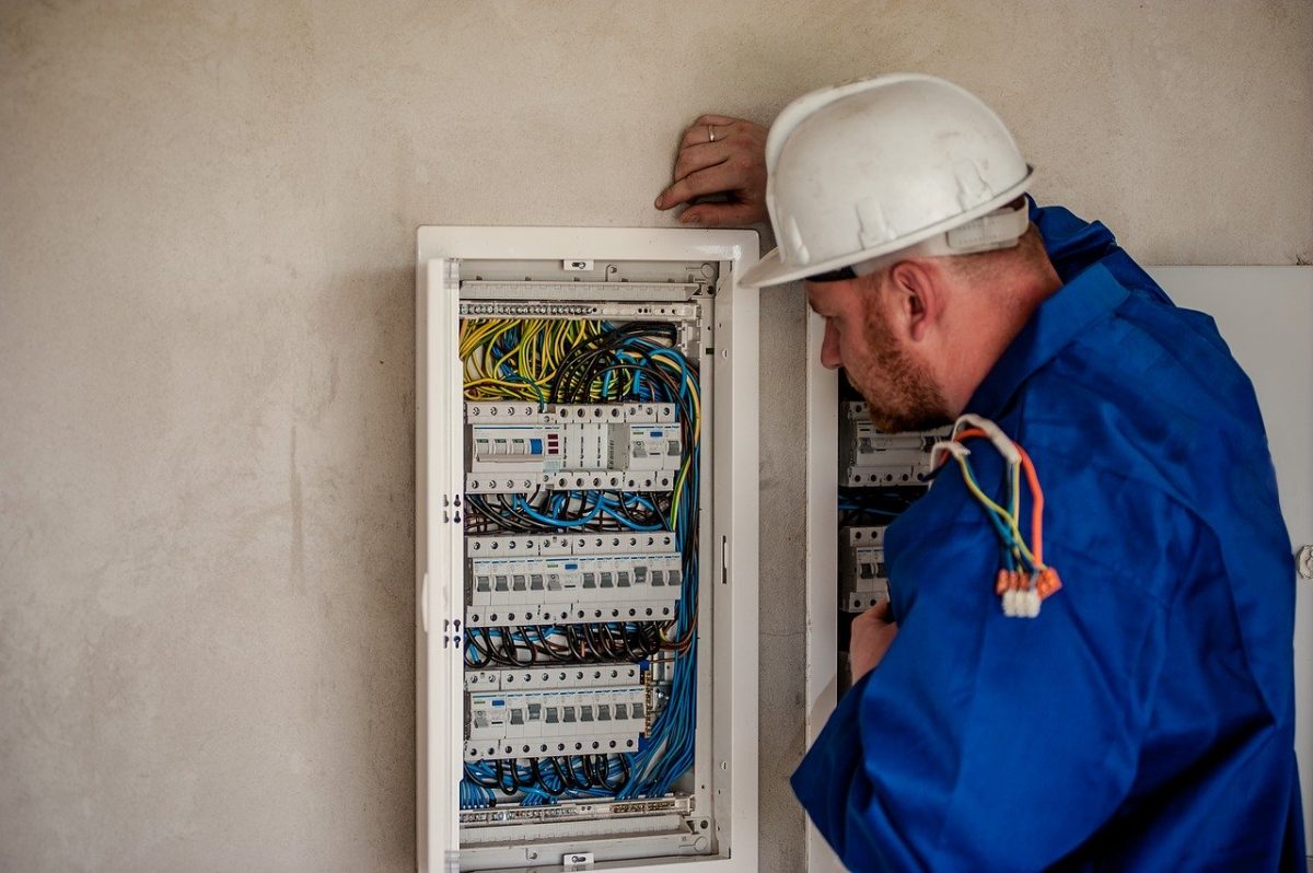 ремонт electrician-2755683_1280.jpg ремонт